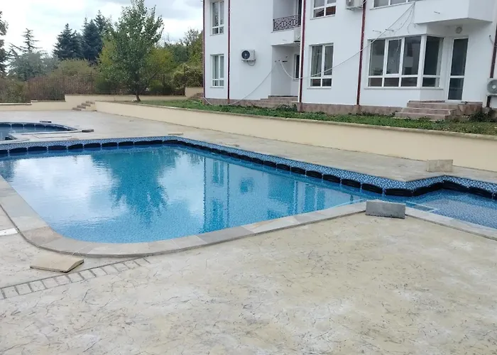 아파트 Photinia *